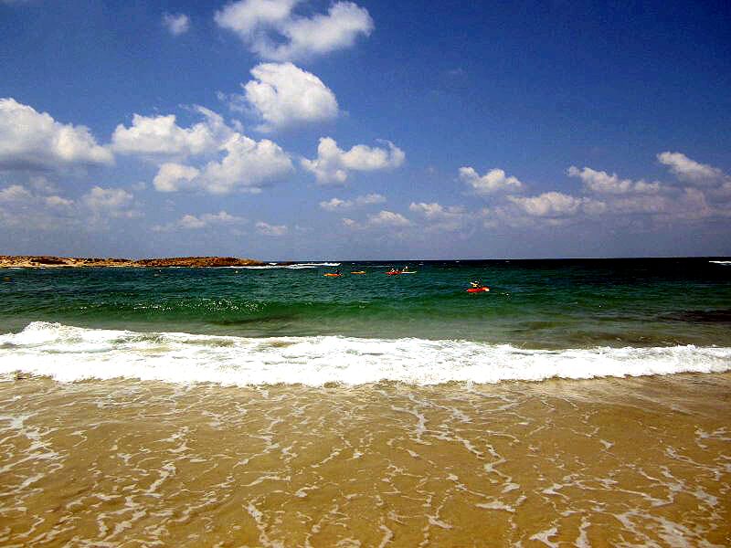 חופים עם מים בהירים כקריסטל חופים עם מים בהירים כקריסטל